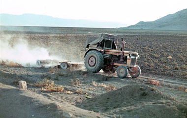 トラクターによる整地・砕土作業